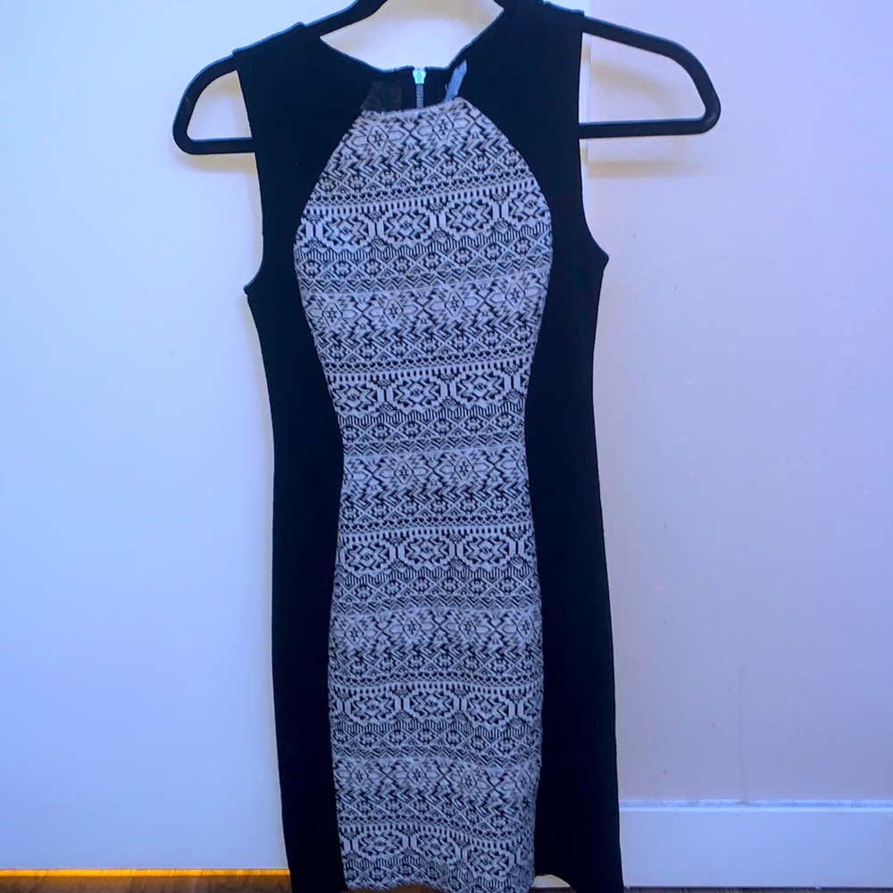 H&M dress size 4Zips up in the back, still in great condition. Been worn once.